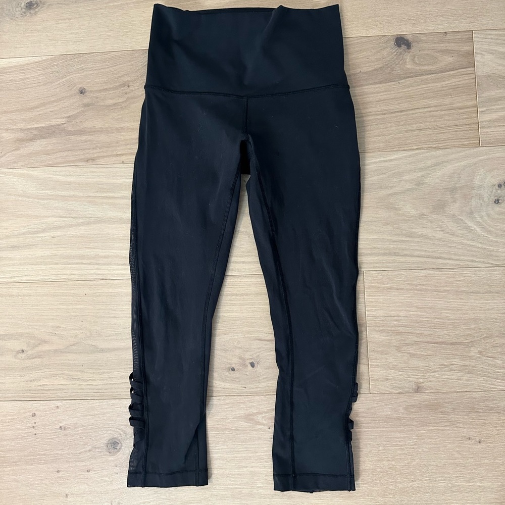 Lululemon Black 25” Wunder Under Leggings with Mesh sides